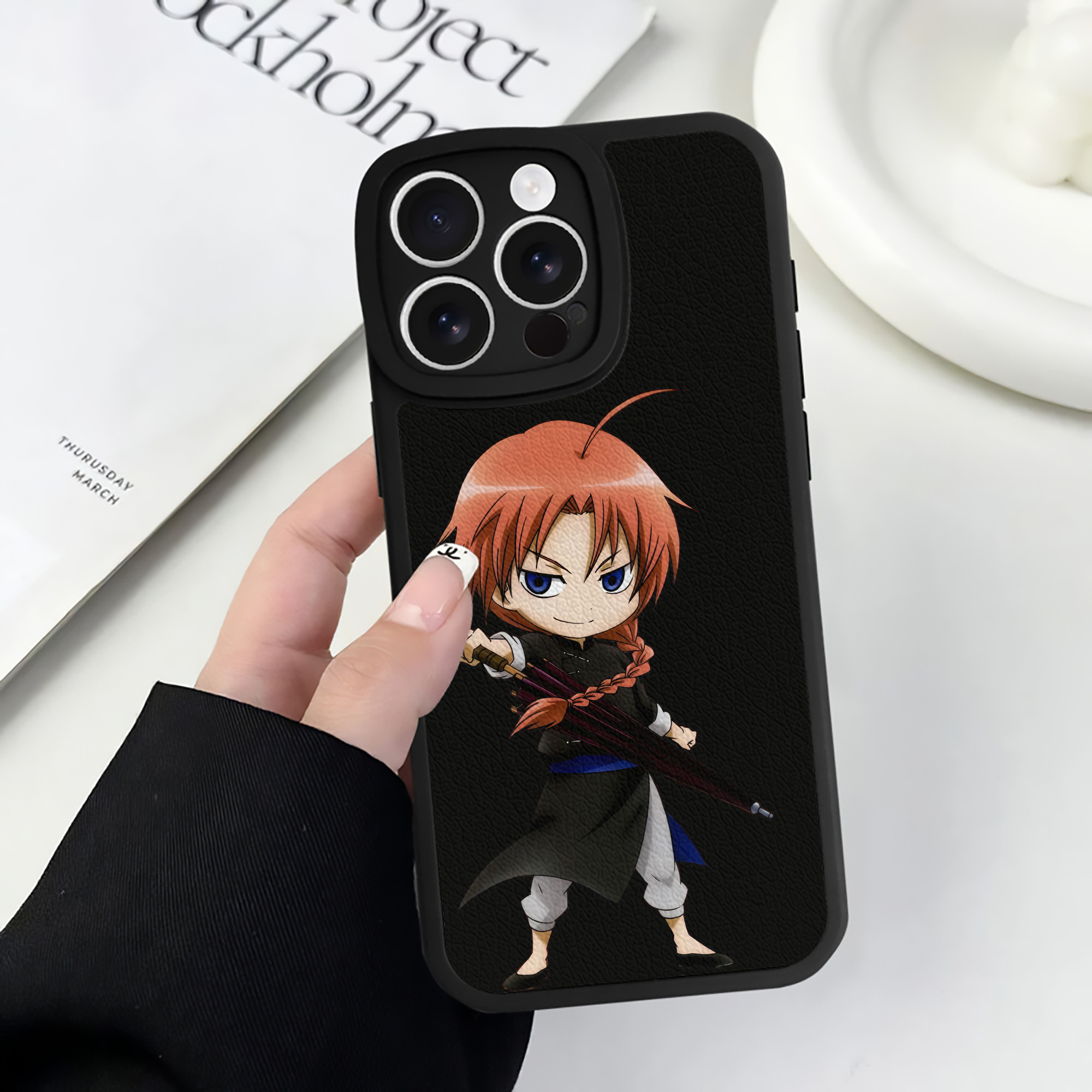 （画像用） ぎんたま 坂田銀時（さかたぎんとき） 神楽 志村新八（しむら しんぱち） GINTAMA Sakata Gintoki Kagura Shimura Shinpachi 【iPhone 16シリーズ対応】シリコンスマホケース（レザー調） 材質：シリコン
